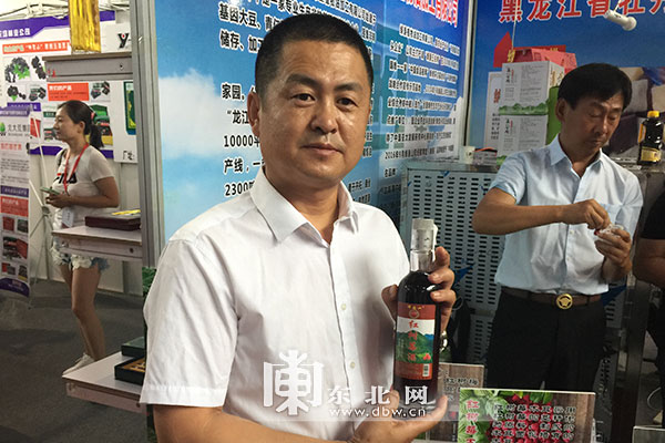 马波向记者展示红树莓酒.东北网记者 王亮摄