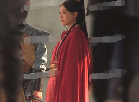 怀孕实锤?唐嫣最新片场照曝光 巨肚似已有六月