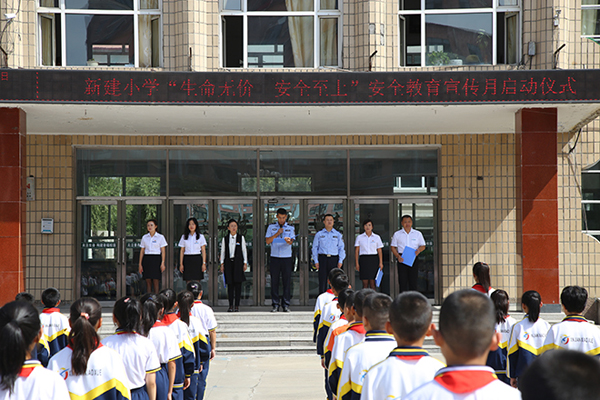 在鸡东县新建小学,民警精心准备了符合中学生年龄和心理特征的授课