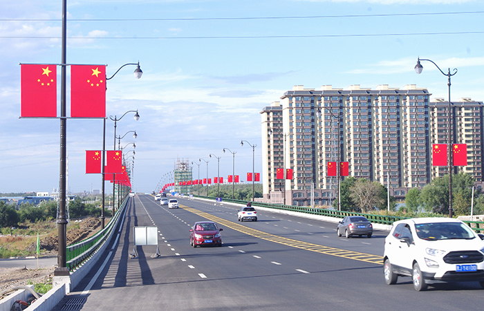 悬挂国旗迎国庆 街头呈现"中国红"