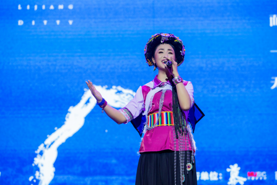 发布会现场,纳西族歌手和群星为百慕三石老师送上了祝福,献唱了纳西语