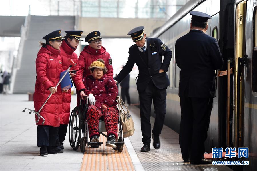 1月15日,在蚌埠站站台上,刘凤敏(中)带着徒弟
