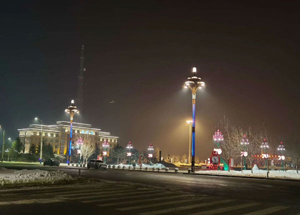 兰西县人民广场灯光闪烁.  于哲 摄