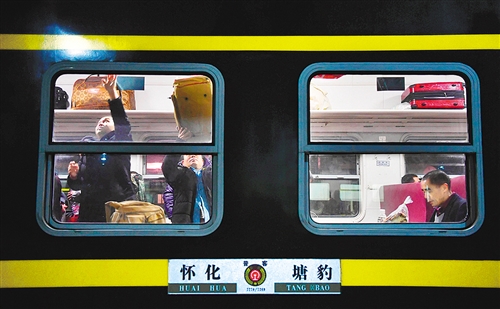 7269次列车每天往返于怀化和塘豹之间,列车沿线穿行的区域大多是苗族