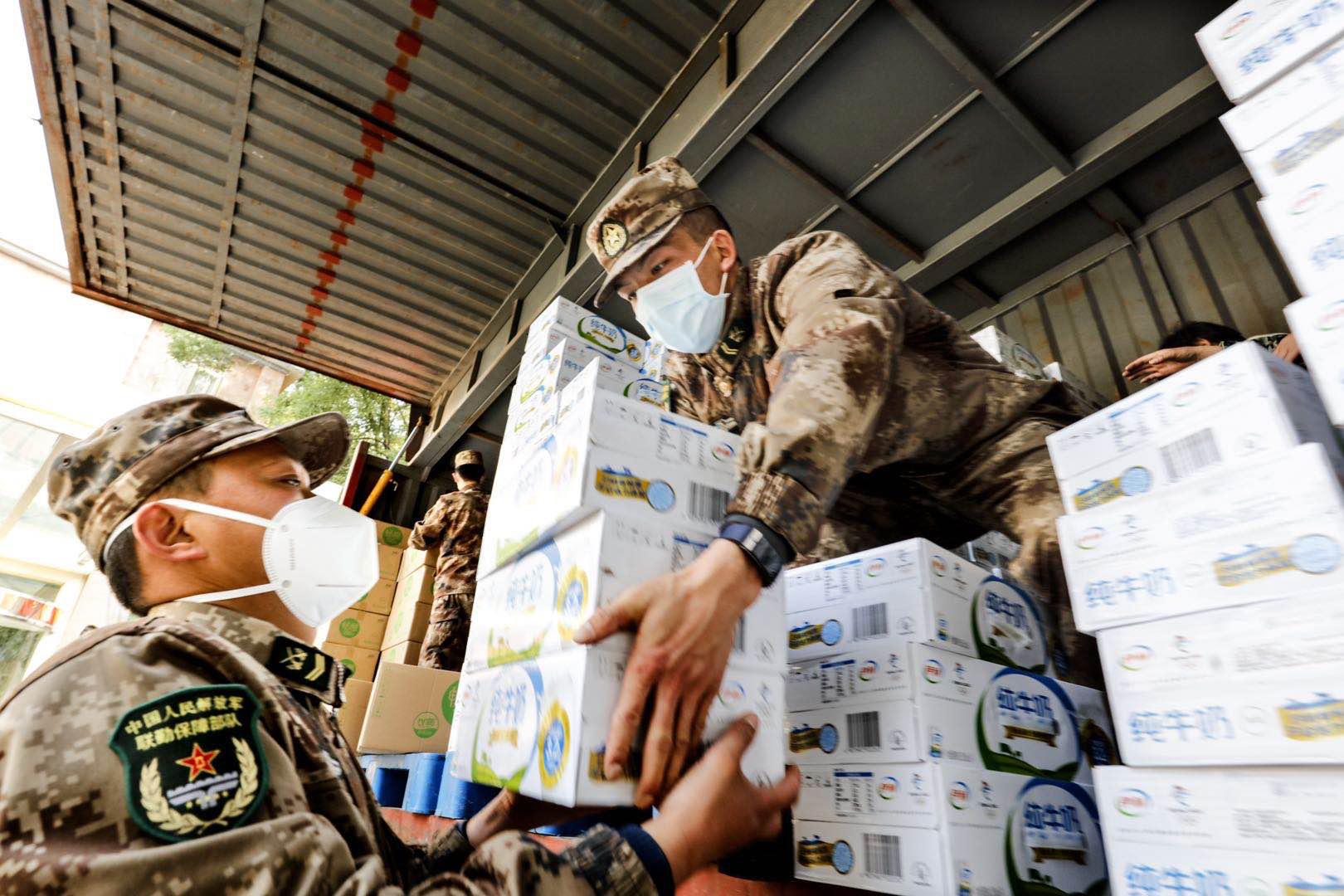 伊利成为第一家将牛奶送进火神山医院的乳制品企业