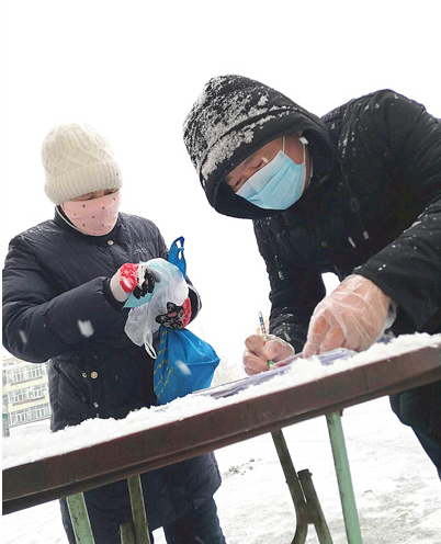 工作扎实顺利开展,马福明加强与居民的沟通交流,指导居民正确佩戴口罩