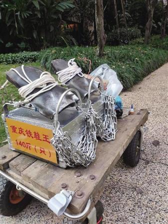 56岁男子穿140斤铁鞋散步 坚持15年身体越来越好