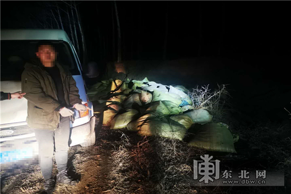 犯罪嫌疑人指认盗窃原油.图片由警方提供