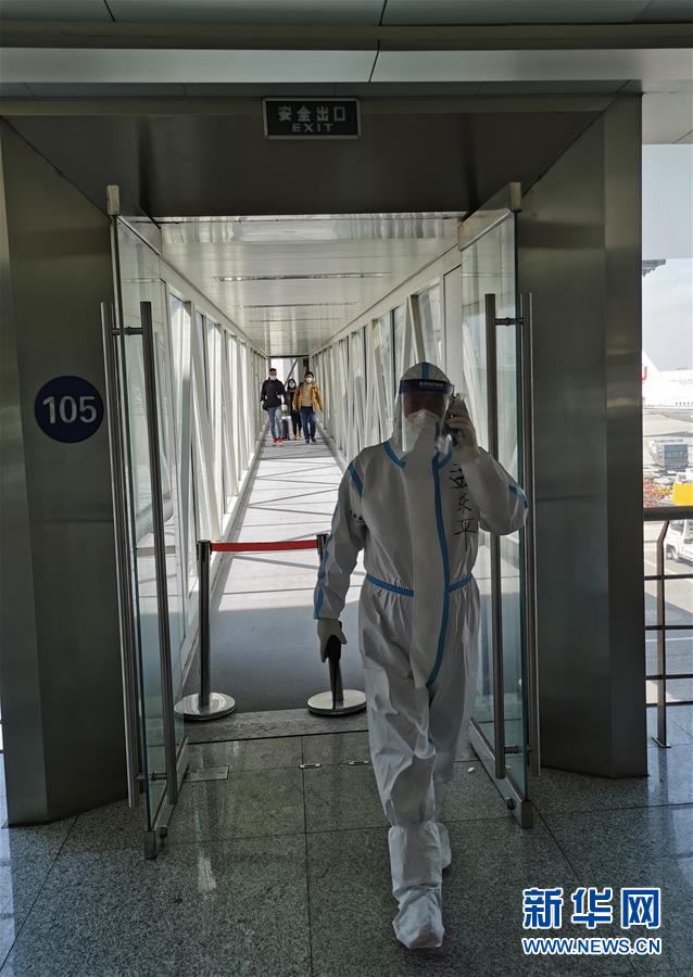 孟东平在天津滨海国际机场工作(3月28日摄).新华社发(天津海关供图)