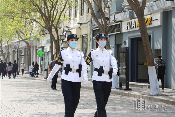 女警在中央大街巡逻. 图案由警方提供