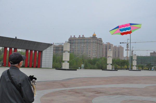 广场等场所有序开放,在做好疫情防控常态化前提下,肇东市民群众纷纷
