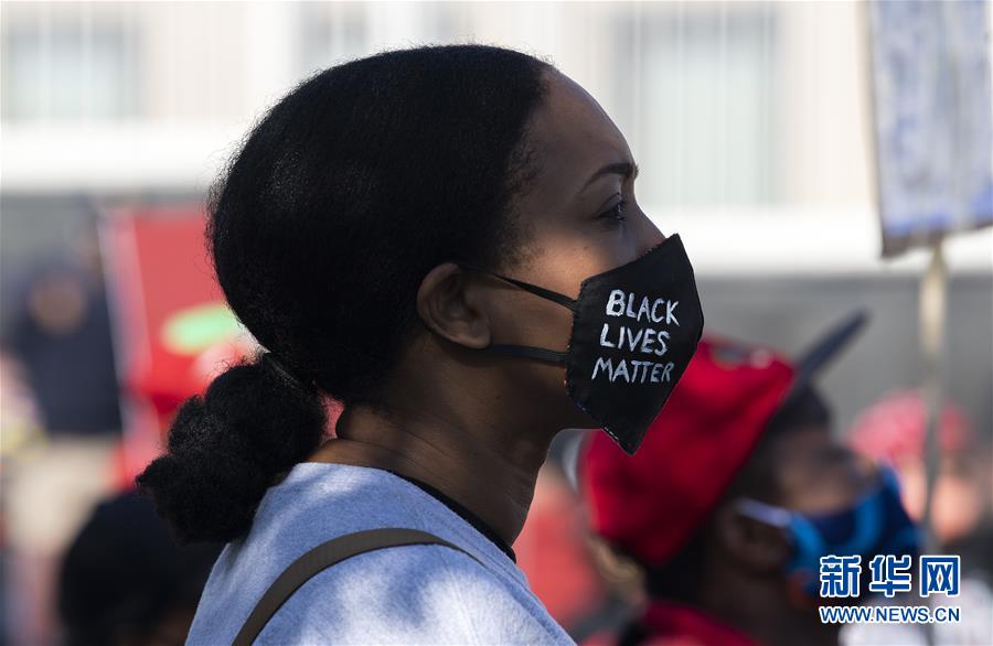 6月8日,一名抗议者戴着写有"黑人的命也是命"的口罩在南非约翰内斯堡