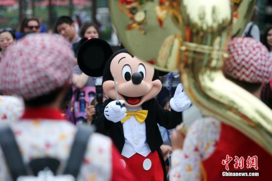 资料图:迪士尼游乐园内的米老鼠人偶.汤彦俊摄