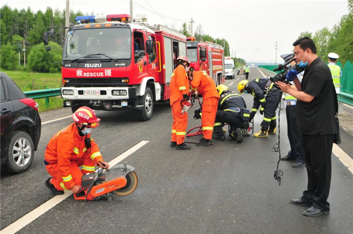 实战练兵双鸭山交警举行道路交通事故应急救援演练图组