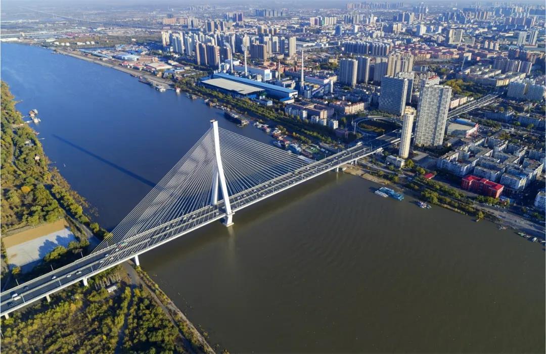 哈尔滨松花江两岸繁荣.夏富祥 摄