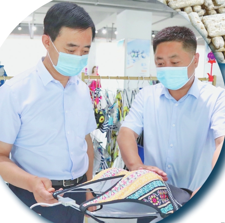 制衣厂的落成填补了拜泉县轻工业的短板.