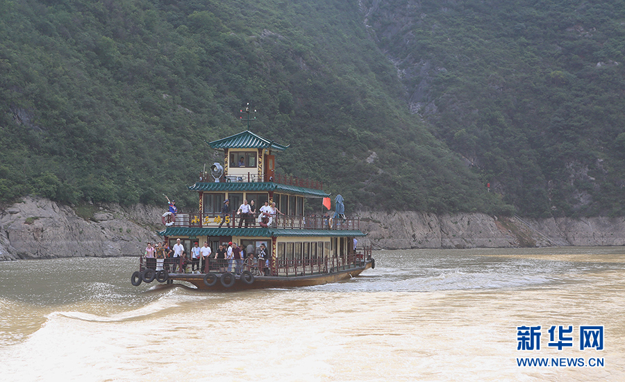 图为游客坐船游三峡.新华网发(卢先庆摄)