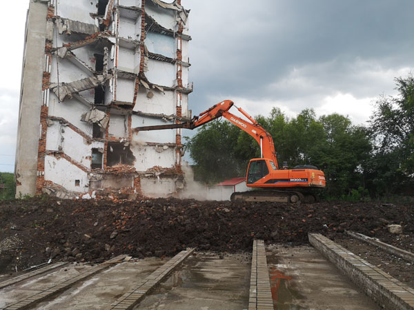 市区多部门联动拆除两处危楼