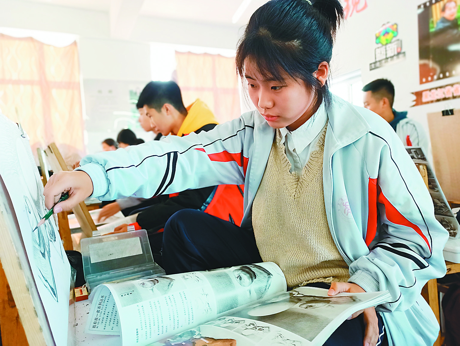 方正县第一中学为学生开艺术选修课,学生下午可以上选修课,很多学生