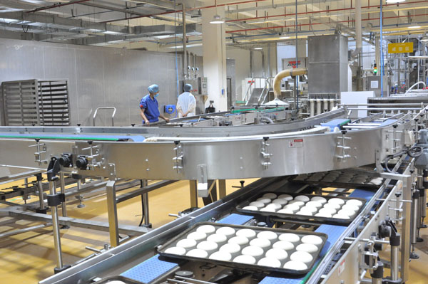 8月19日,肇东市的黑龙江麦王食品公司工人正在自动化面包生产线上忙碌