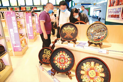 海口美蘭國際機場出發廳裡,400餘種海南特色旅遊商品向來往旅客集中