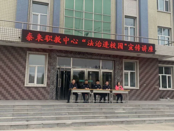 泰来县公安局第一派出所,第二派出所民警分别到辖区内第二中学,第四