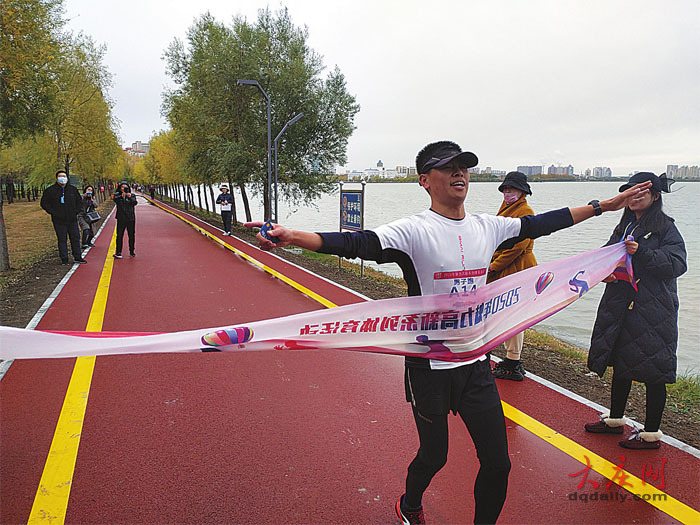 环湖跑男子组第一名用时25分40秒.