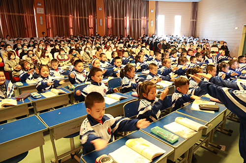 鸡西市师范附小举行第十届重温儿时课堂见证孩子成长新一年家长会