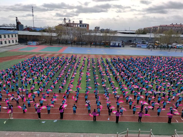 兰西县第二小学校举行扇子舞比赛