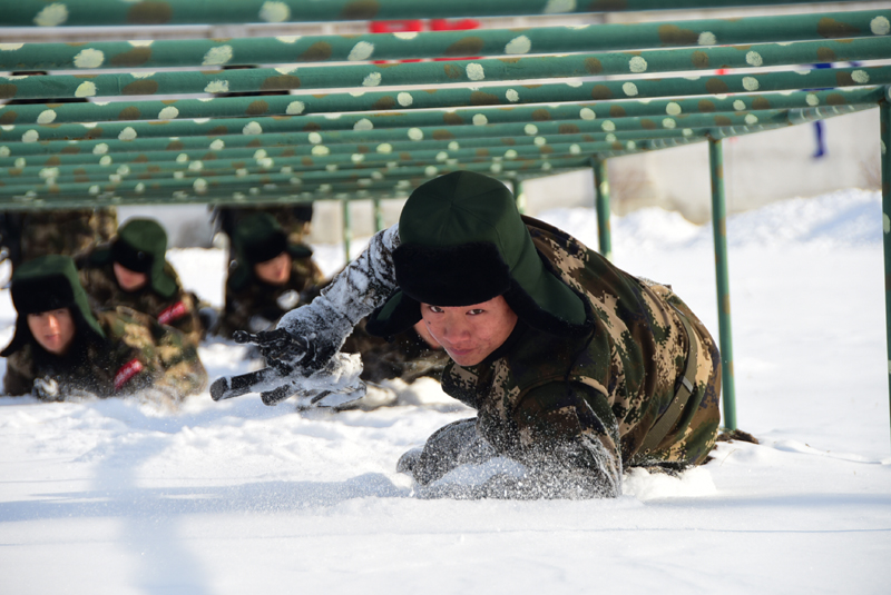 "在武警黑龙江总队绥化支队新兵大队的训练场上,正上演着一幅幅生动