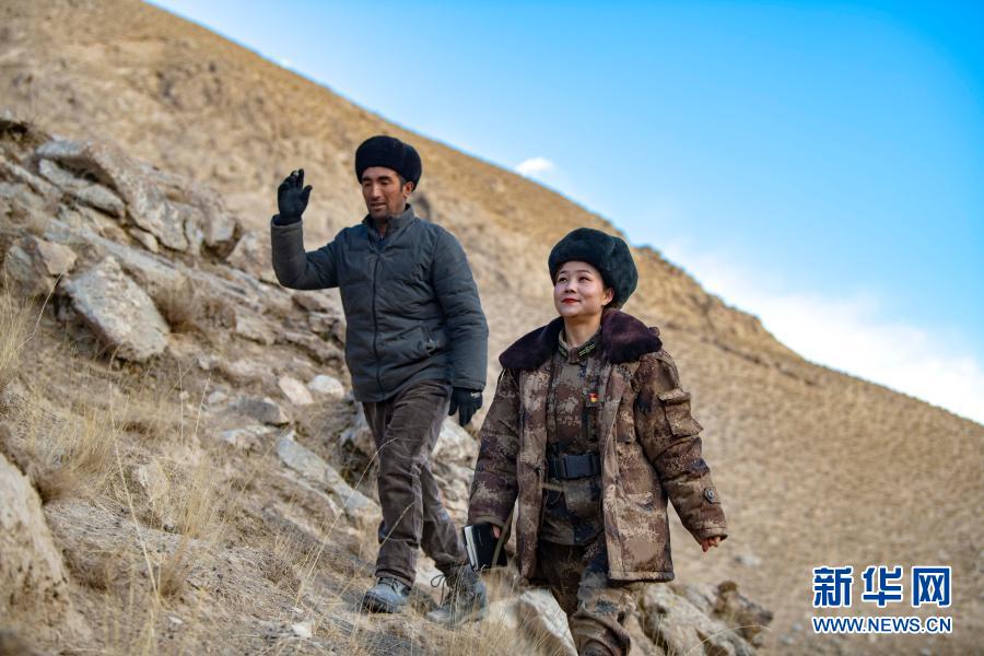 古再丽努尔·阿布拉(右)在叶城二牧场三连的冬季草场上走访牧民