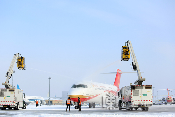 哈爾濱機場迎戰強降雪 7架次航班被取消