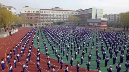 图为:师范附小举办的大课间活动现场. (市教育局提供)