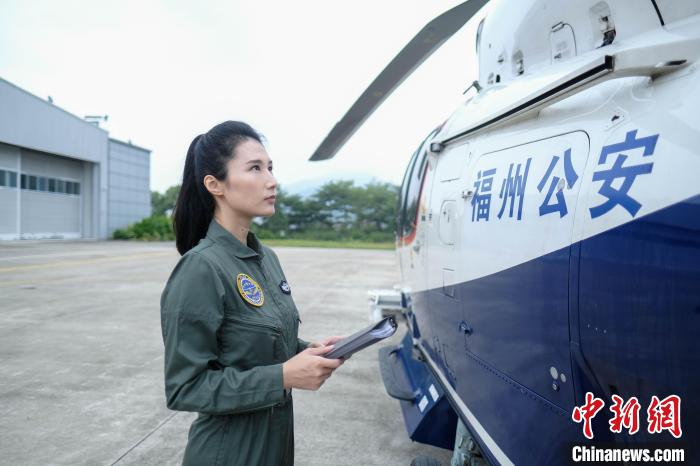 福建唯一女警飛行員鄭璐:城市安寧的