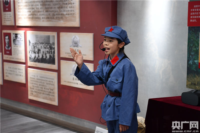 "红娃讲解团"让红色基因代代相传