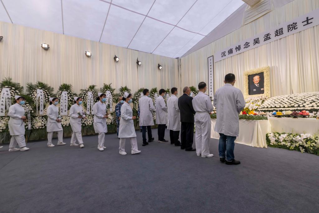 民众冒雨吊唁吴孟超院士