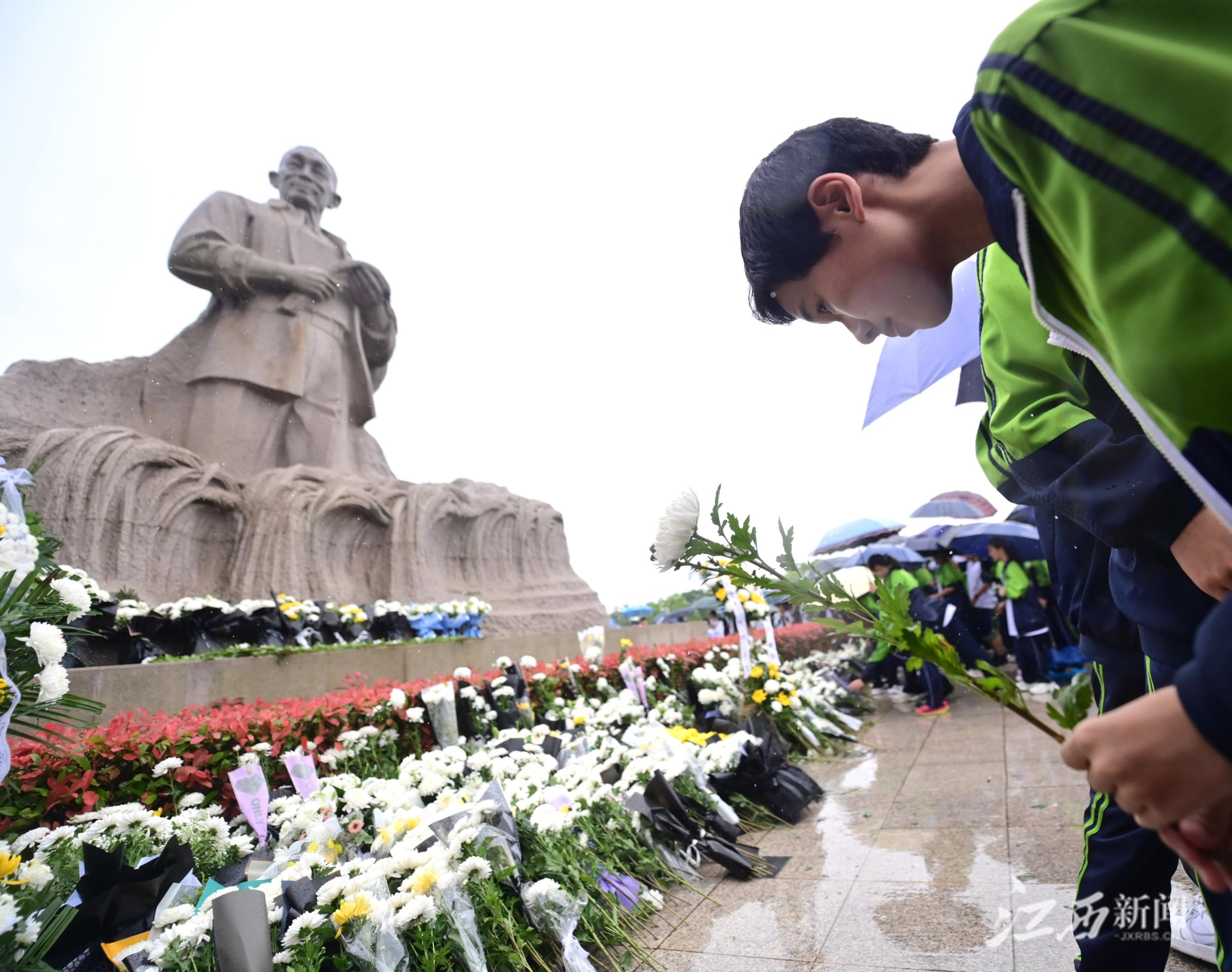 九江:德安县千余名市民自发悼念袁隆平院士