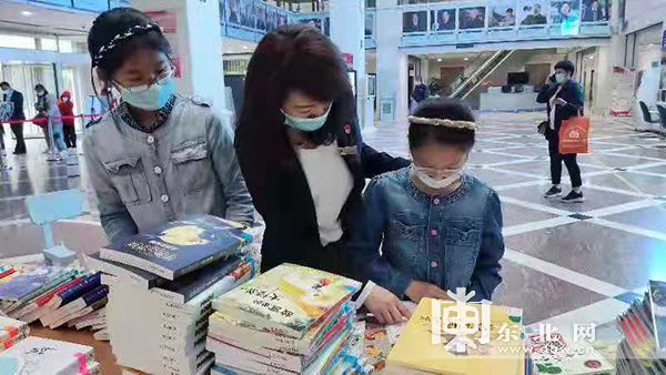 “六一”儿童节 黑龙江省图书馆弥漫书香