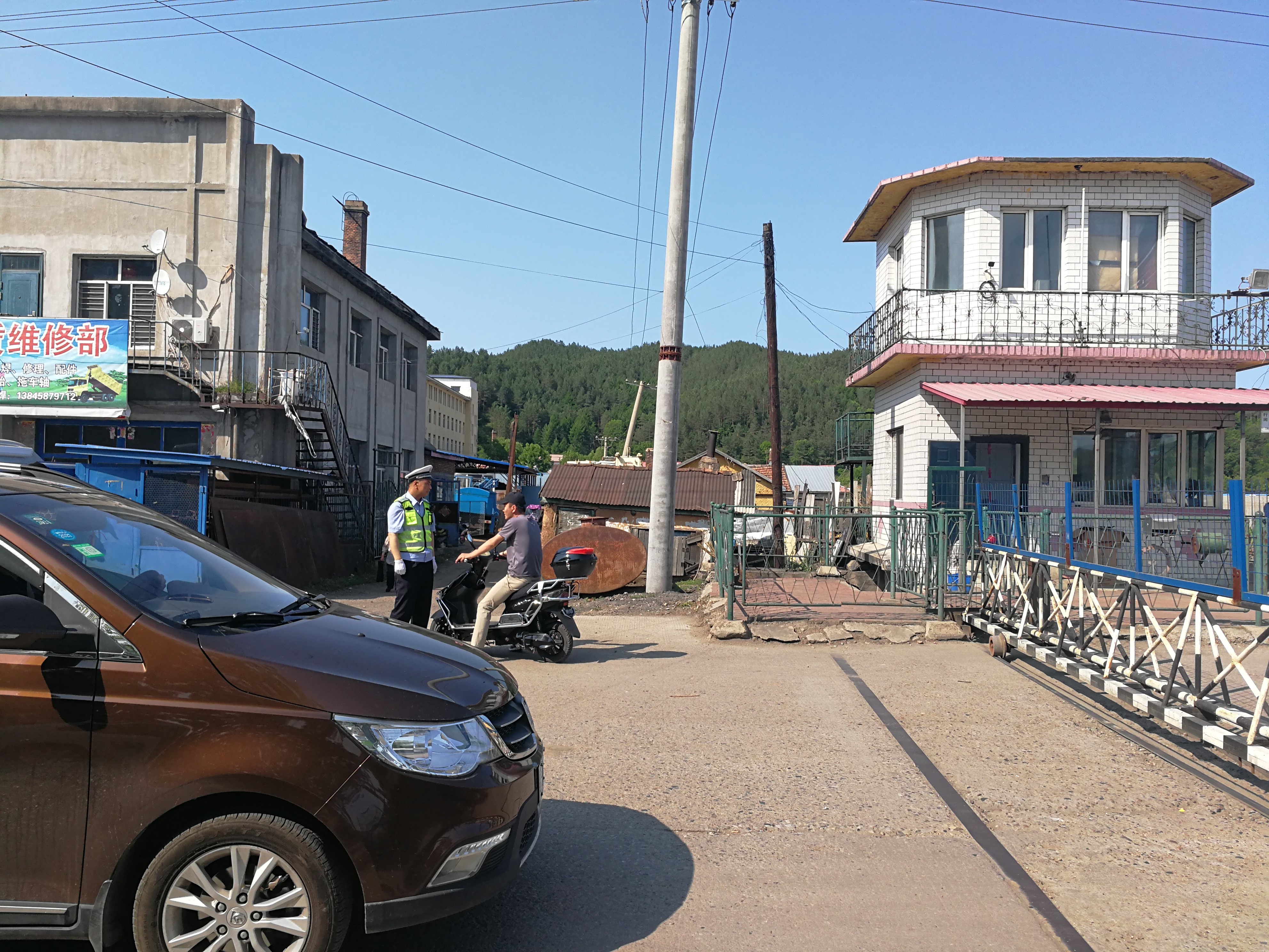 南岔站派出所高考期间维护重点道口秩序