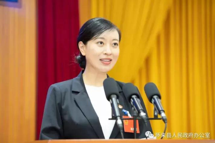 当选县长后,张琪在会上作就职发言.