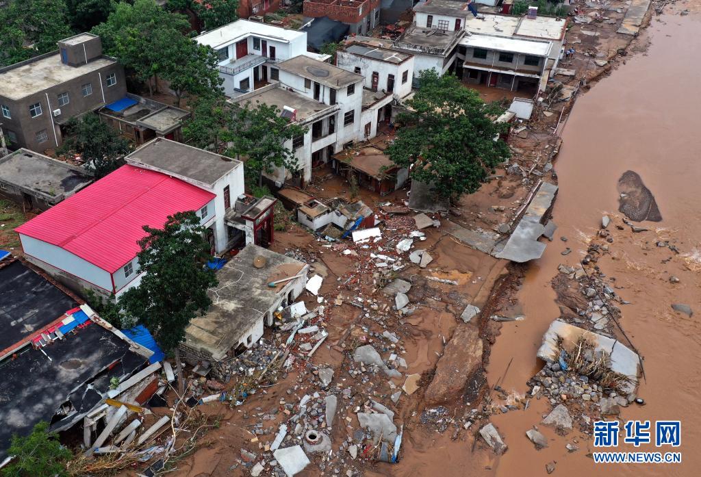这是7月22日拍摄的被洪水侵袭后的河南省荥阳市王宗店村(无人机照片).