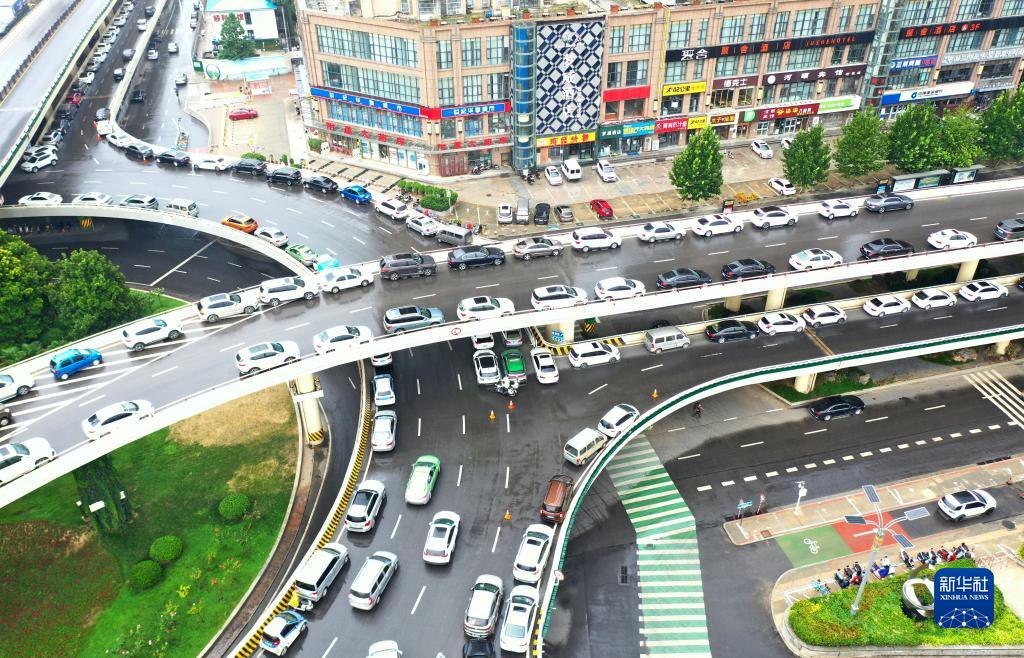 8月22日,市民将车辆临时停放在郑州市河医立交桥上(无人机照片).
