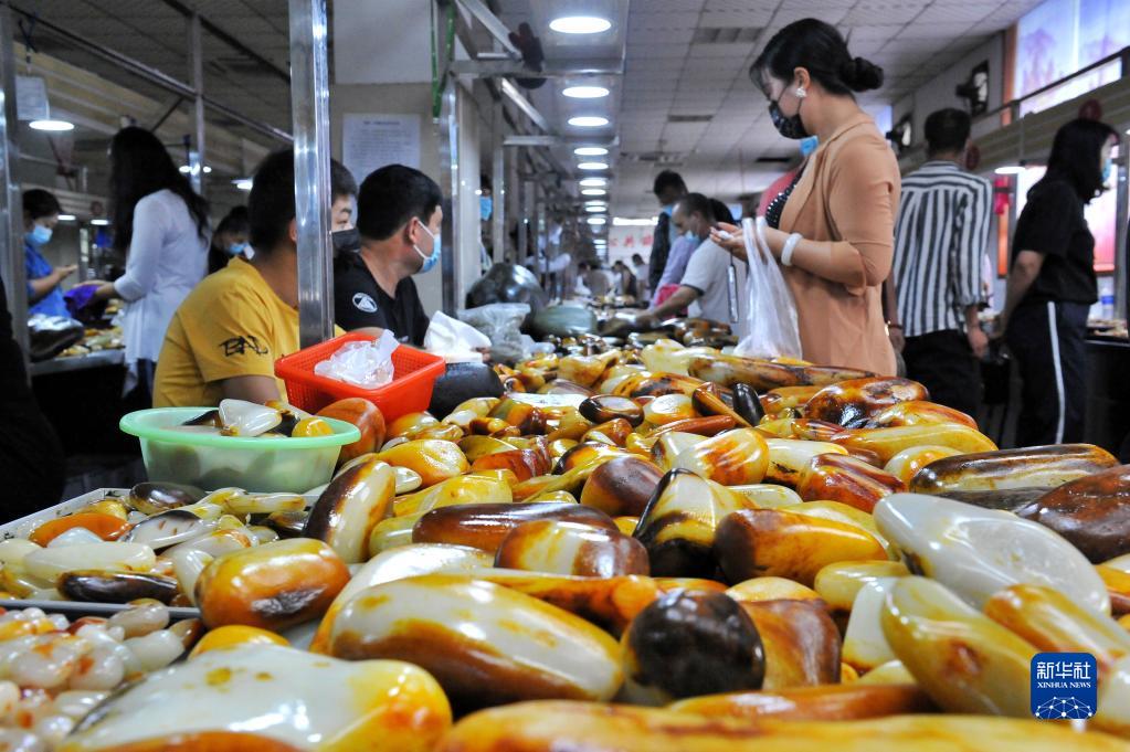 这是9月2日拍摄的河南省南阳市镇平县石佛寺镇天下玉源玉石交易市场