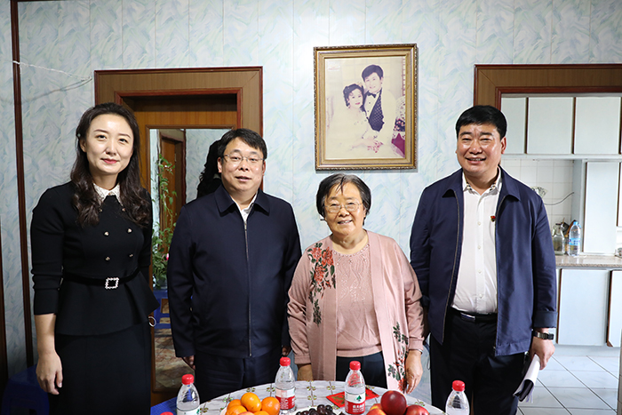 县领导看望慰问教师代表