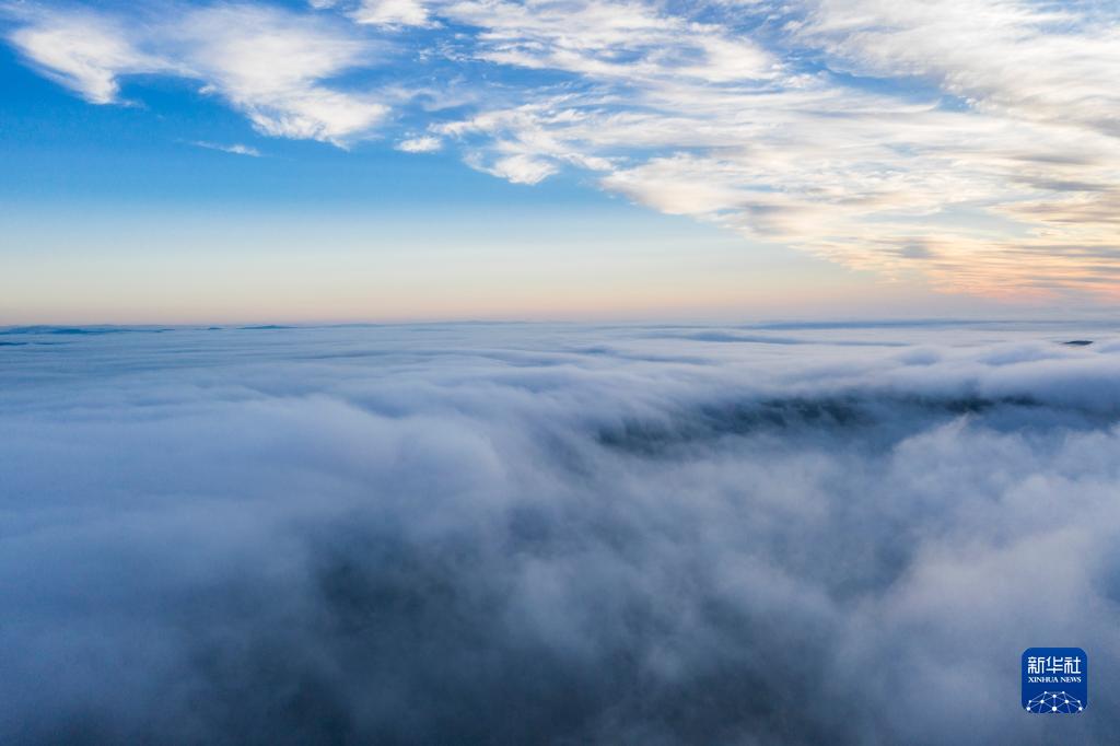日出镜泊云笼清波