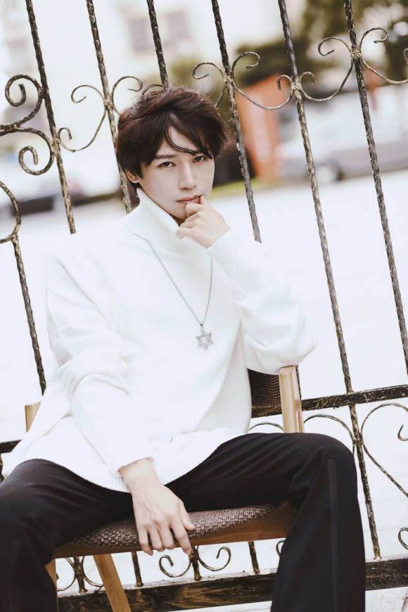 陈奕天暖春白色写真尽显暖男之意