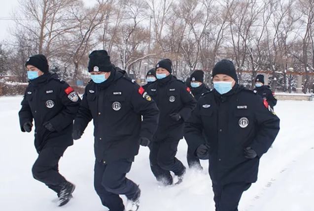 迎风斗雪牡丹江穆棱特警吹响冬季整训集结号