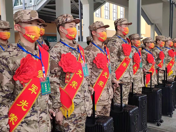 鸡西市入伍新兵披红戴花奔赴军营