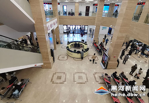 走进北安市"市民大厦"一楼大厅可以看到,led全彩显示屏,排队叫号机和