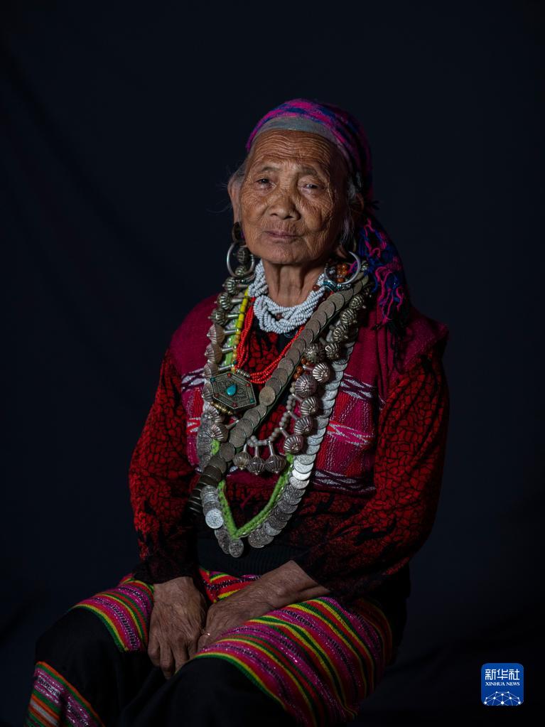 西藏僜人本央编织的五彩生活